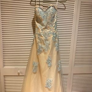 Lace-up, Strapless Ball Gown! Size: L, Color: Champagne